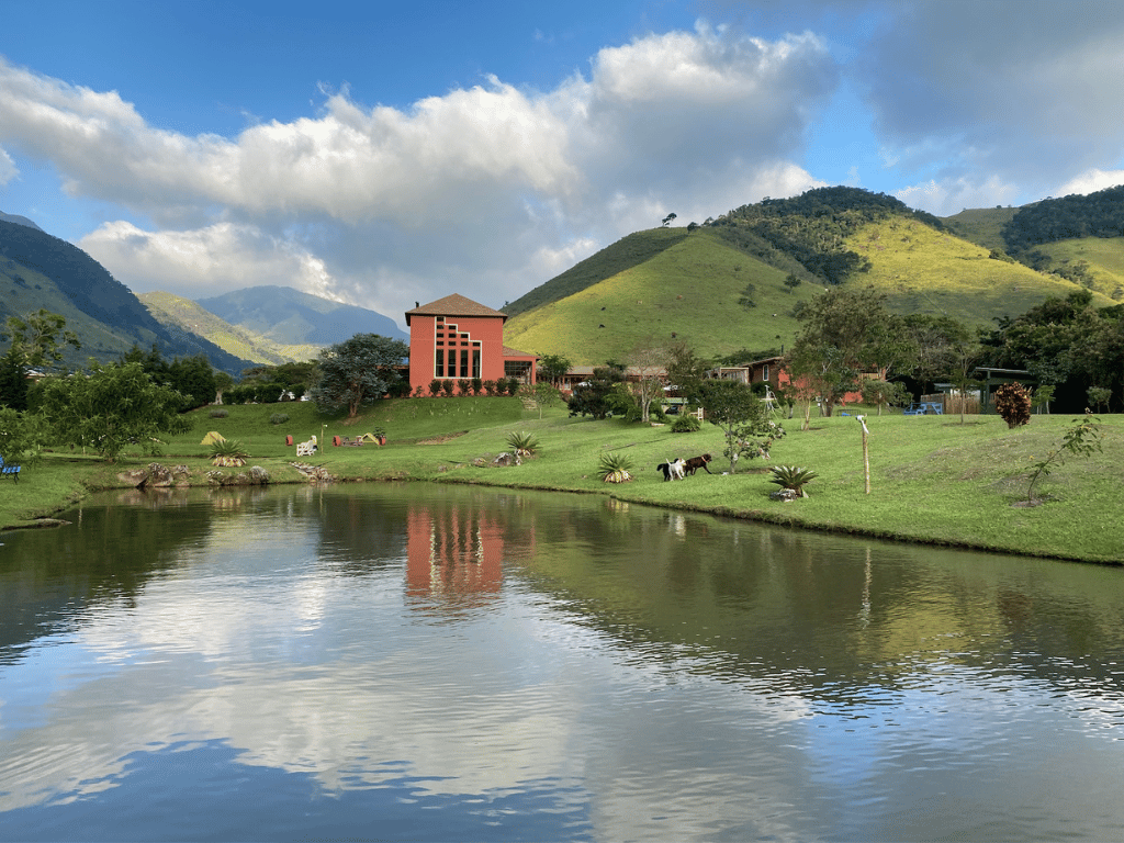 Na imagem temos o cenário da pousada leange, onde você aproveitará o friozinho em meio a natureza