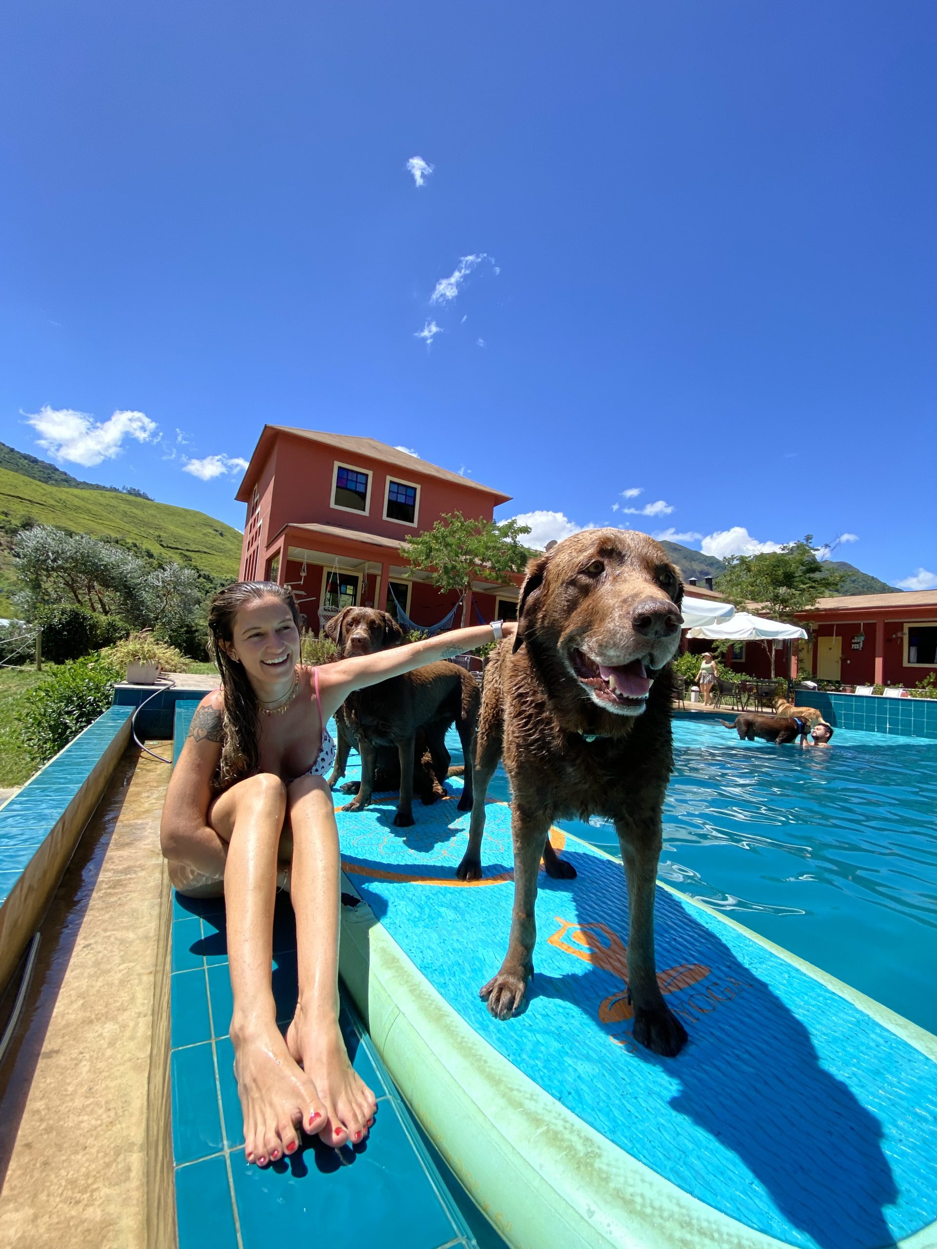 Na imagem temos uma família com seu pet focada em curtir o verão com pet no melhor estilo.