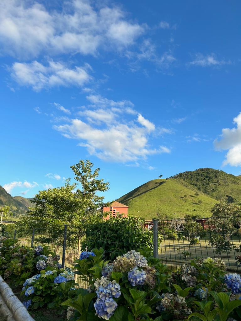 Na imagem temos a vista da pousada le ange sobre a mudança no cercado da propriedade