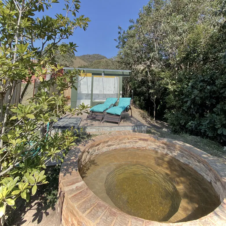 Na imagem temos o nosso hot tube, onde você pode relaxar e descansar na pousada le ange.
