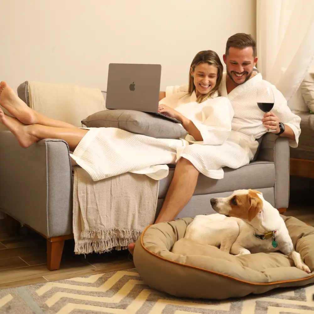 Na imagem temos um casal e seus dois pets em sua estadia na pousada pet friendly no inverno